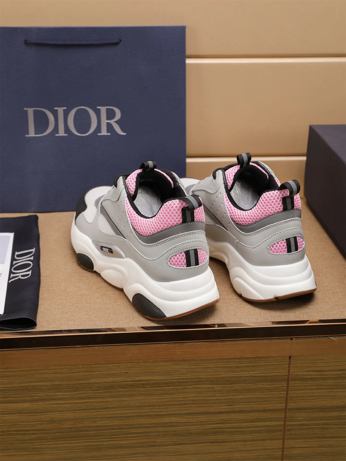 Factory price: 460💰Dior’s top version of D’s b22 men’s sports shoes. Inspired by retro running styles, the chunky low-top silhouette features gray calf leather and blue and white mesh fabric uppers, atop a black, white and blue engraved rubber sole. Nylon ribbon accents the blue mesh tongue and heel counter, and a "dio~" logo appears on the side. Pair it with a suit for a striking contrast and add a sportswear-chic edge to your look. The thick sole can be about 4cm~ Size: 38-45, [46, 47 customized]